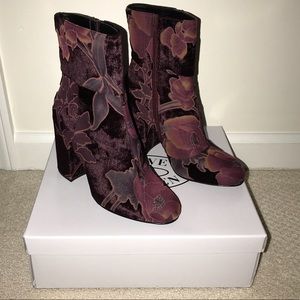 NEW IN BOX Steve Madden Goldie Block velvet heels